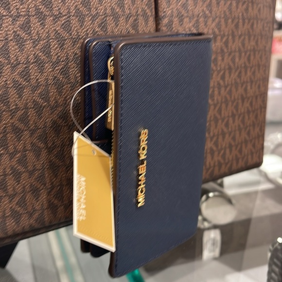 MICHAEL KORS
Medium Crossgrain Leather Wallet
Navy 
NWT - Picture 10 of 16